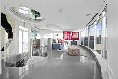 Image de Luxurious Skyview Penthouse