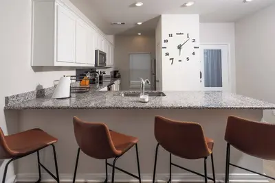 Image de Elegant New Build Home - 15min from Downtown