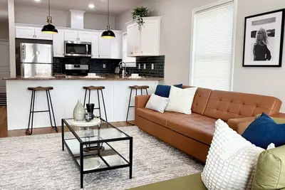 Image de Sleeps 9 • Steps to Nyc trains • Free parking