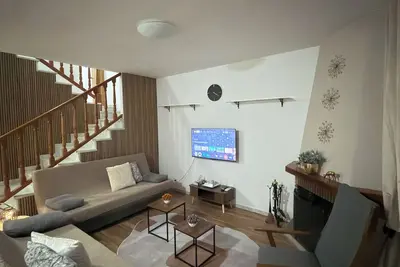 Image de modern luxurious Chalet, near beautiful beaches, restaurants, bars & Festivals.