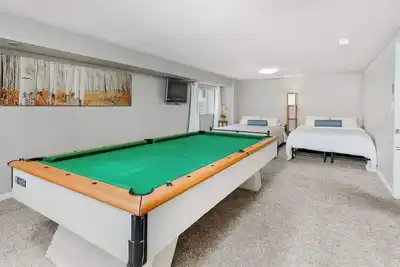Image de Remodeled Home Near Downtown! Pool Table, Foosball