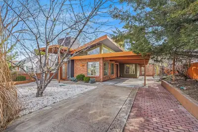 Image de Spacious! 2 Primary + 2 Queen rooms with a Primary on the main floor!