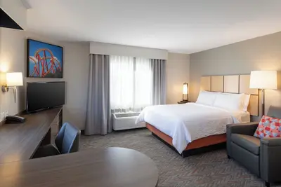 Image de Two Nice Studios | Queen Bed | Pool | Near Entertainment & Dining Options