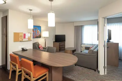 Image de 2 Suites Stay For You | Queen Bed | Full Kitchen | Pool