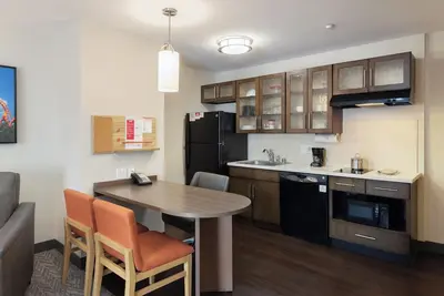 Image de Perfect For Your Group | Queen Bed Each to 4 Suite & Kitchen | Pool Access