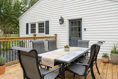 Image de Peaceful Renovated Home with Deck on Half Acre!