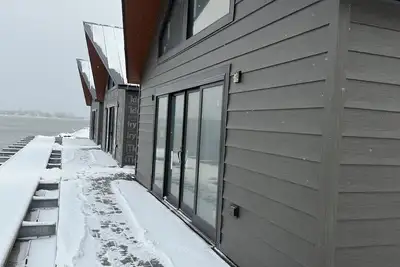 Image de Lakefront Bliss Cozy 2-bedroom Cabin with Stunning Views