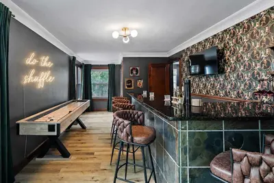 Image de Poker-Bar-Shuffleboard-Firepit-Walkable-Sleeps 10