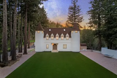 Image de Fairytale Castle in redwoods w/ Pickleball court