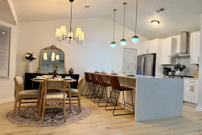 Image de Spacious 5-bedroom, fully remodeled gem nestled in charming Norcross