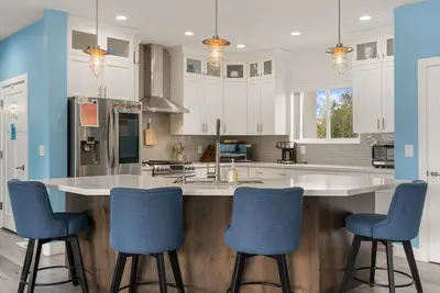 Image de Timeless Hive: Dual Primary + Dual Kitchen, Five-Bedroom, 3600 Sf Family Retreat