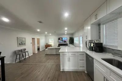 Image de Modern Home Walk to At&T Stadium • Near Six Flags & Hurricane Harbor • Sleeps 9