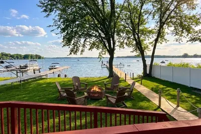 Image de Charming Lakefront Cottage on Lake Minnetonka — Bring Your Boat.