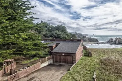 Image de 3br/1. 4 Ba Oceanfront Beach house in Gualala with private access to beach