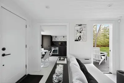 Image de Serene Designer Cottage Walking Distance to Town