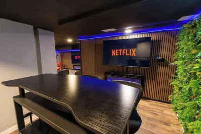 Image de Cozy, stylish home renovated basement near the airport!