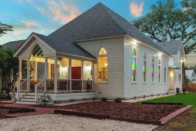 Image de Unbelievable Historic Church Retreat The Sanctuary