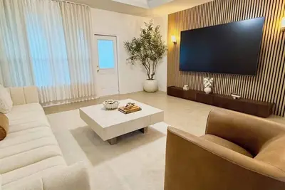 Image de Modern luxury home / 100” tv / 3 queen beds / clean, quiet, & comfortable