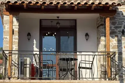 Image de Appartements en pierre blanche avec balcon