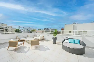 Image de Lovely 3br Penthouse in Shenkin area by HolyGuest