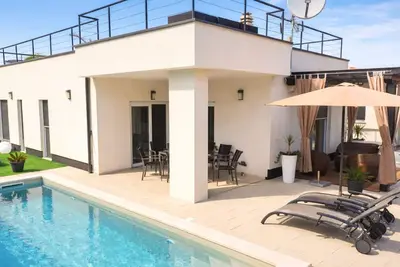 Villa Palma-Peroj by Villas Guide