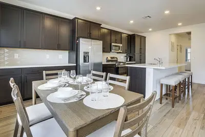 Image de 5 Mi to Water Street District! Modern Townhome