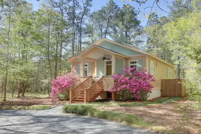 Image de On-Site Creek! Peaceful Wooded Retreat in Havelock