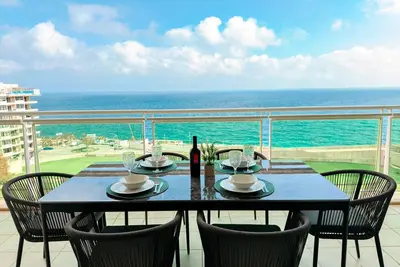 Image de Modern Seafront 2br w/Pool by ArcoCollection