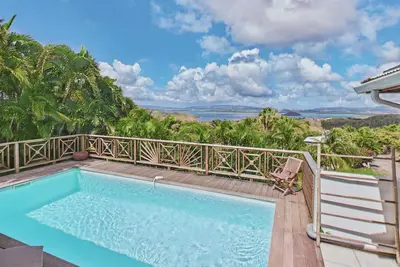 Image de Vue mer, piscine et terrasses, villa pour 8