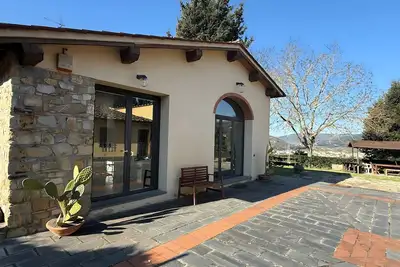 Image de Casolare Michelangelo en pierre avec jardin privé près de Florence