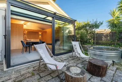 Image de 3 Modern Studios with Sunlit Deck by HostWise