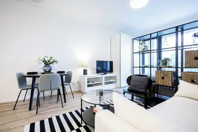 Bright & Spacious Apartment / Garage + Balcony