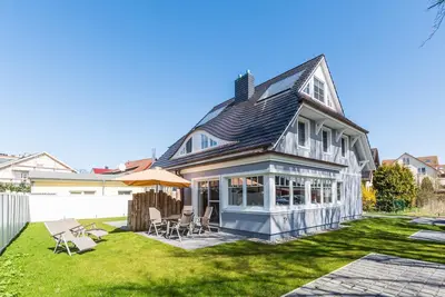 Image de Spacious vacation home Haus Ausspanne with garden and terrace in Zingst