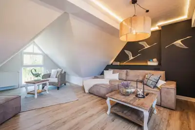 Image de Comfortable vacation home Lütt Pier with balcony and family-friendly furnishings.