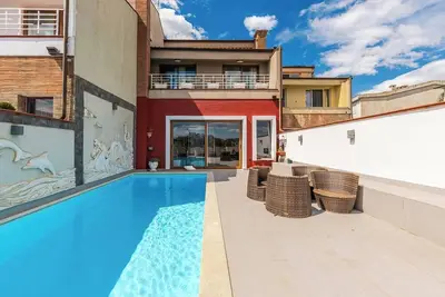 Tranquility Villa with Pool | Private Garden & Bbq by PikHost