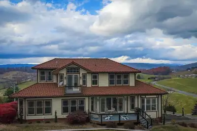 Image de Spacious Estate that sleeps 16 near Watauga Lake - walk to Villa Nove Vineyards!