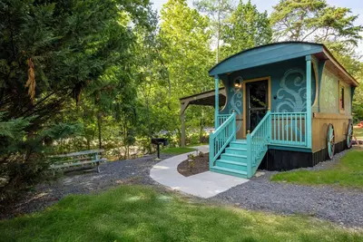 Image de Unique Gypsy Jade at Four Fillies Lodge-w/ Hot Tub