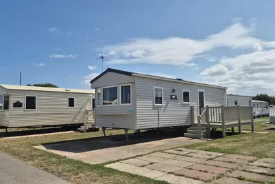 Image de Seaside Caravan in Leisure Park with WiFi & Parking - decking 2 bedrooms