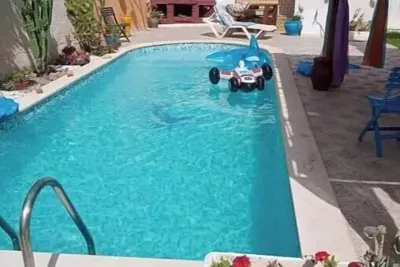 Image de Villa avec Piscine Privée – Jardin ensoleillé & Séjour en famille au calme