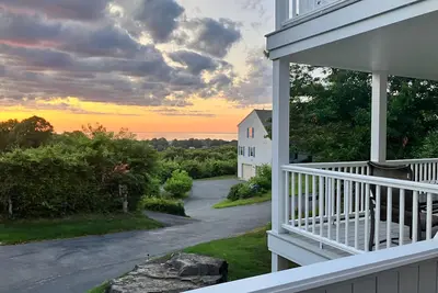 Image de Hilltop home with water views, 3 floors including decks (2433)