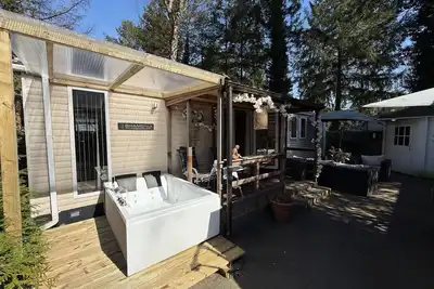 Image de Chalet with Jacuzzi and Private Garden - Shared Pool in Summer Season
