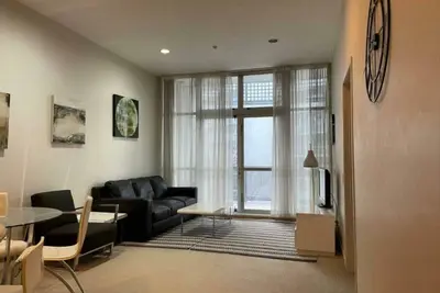 Image de 2bdr Modern City Apartment close to Viaduct Quater