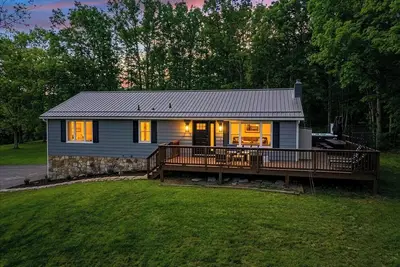 Image de Spacious 5-bedroom home with Hot Tub! 5 Minutes to Wisp! Pool and Gym Access!