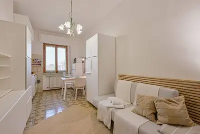 Image de Cozy 45 sqm apartment, perfect for three people, located on the first floor of a building without an elevator. The property is located in Luni Mare, a small town nestled between Liguria and Tuscany, nestled in a well-served area. The Sarzana train station