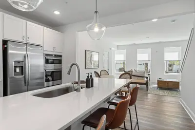 Image de Luxurious 3-bedroom townhome/Gourmet Kitchen/King bed/Garage/Ac in Raleigh, Nc