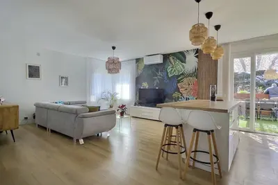 Image de Chez Clément -  haut de villa climatisé avec grande terrasse – Idéal familles, calme absolu proche plages