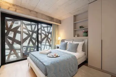 Image de Contemporary & Elegant Flat w/ Balcony by HostWise