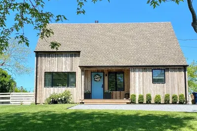 Image de Fully renovated 3 bedroom home-1/2 mile to town and beaches.
