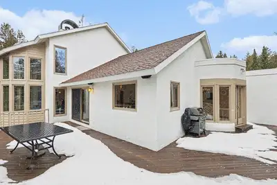 Image de Spacious 4-bedroom house on beautiful Lake Charlevoix, located in Oyster Bay