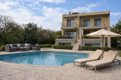 Image de Azure Kanoni Villa blends natural surroundings with easy access to Corfu town.
